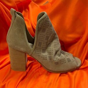 Chinese Laundry Women's 9 Beige Block Heel Open Toe Heel